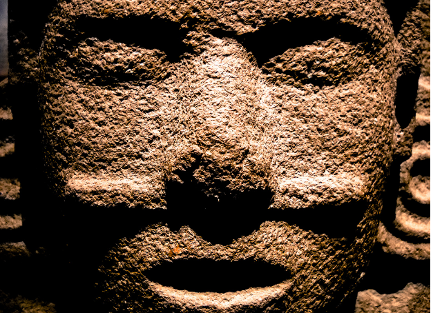 Gros plan d'une statue d'un dieu aztèque