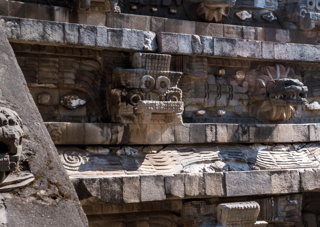 Tête du dieu aztèque de la pluie Tlaloc
