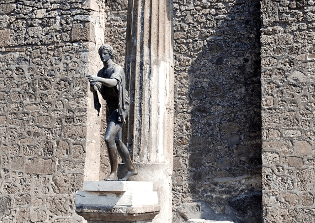 Statue d'un dieu romain à Pompéi