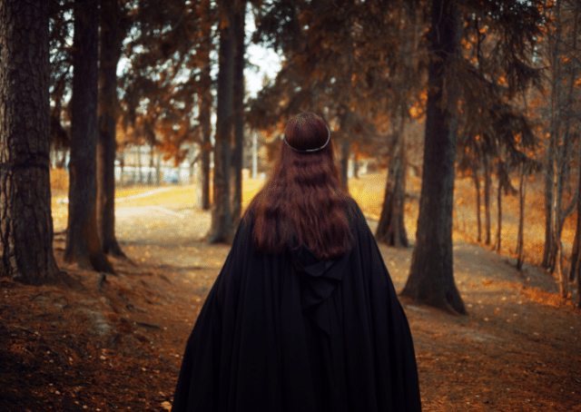 Femme représentant la déesse celte Brigid