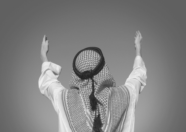 Arabe les mains levées