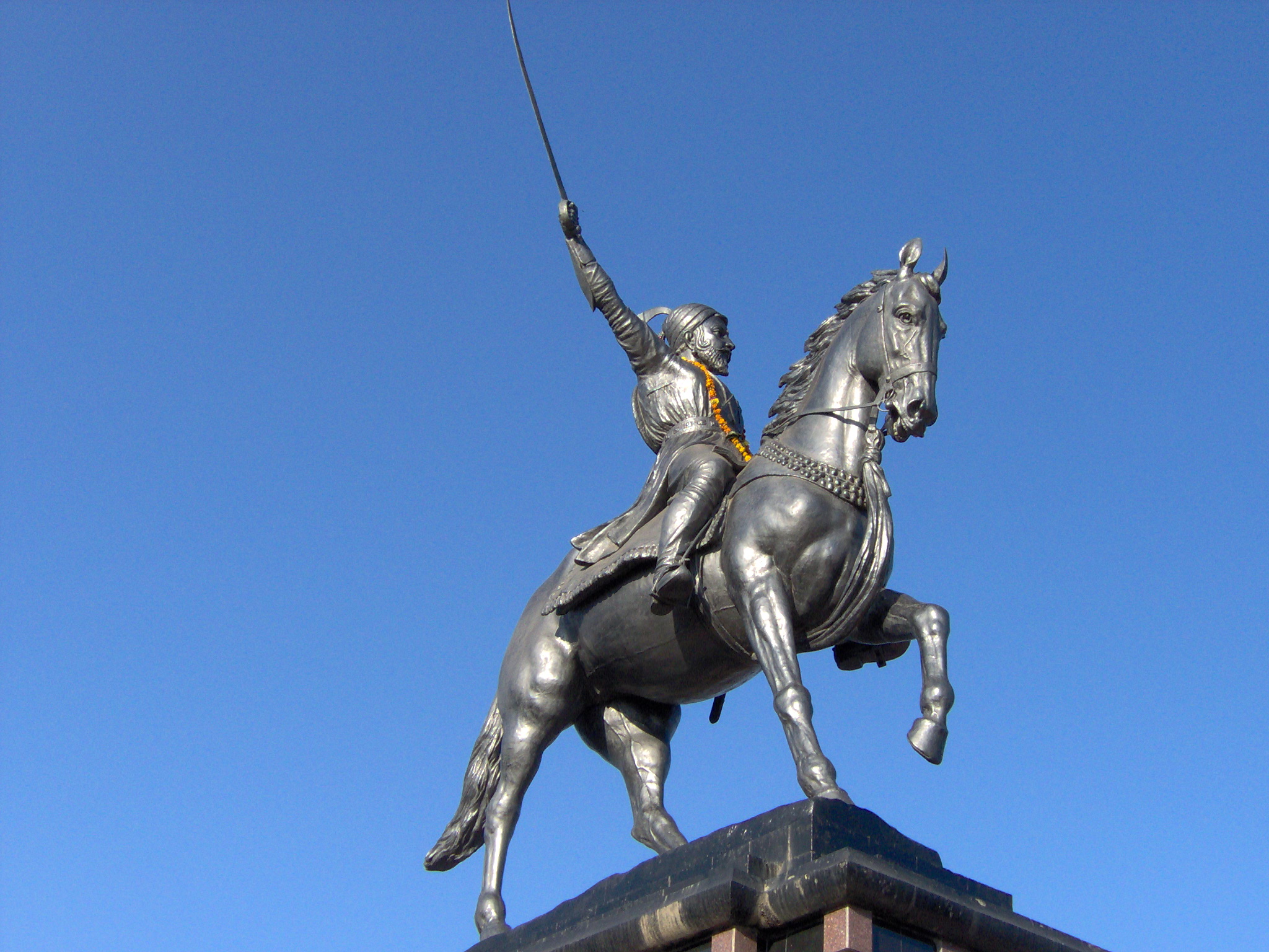 Beowulf jactant — un guerrier proclamant ses exploits héroïques