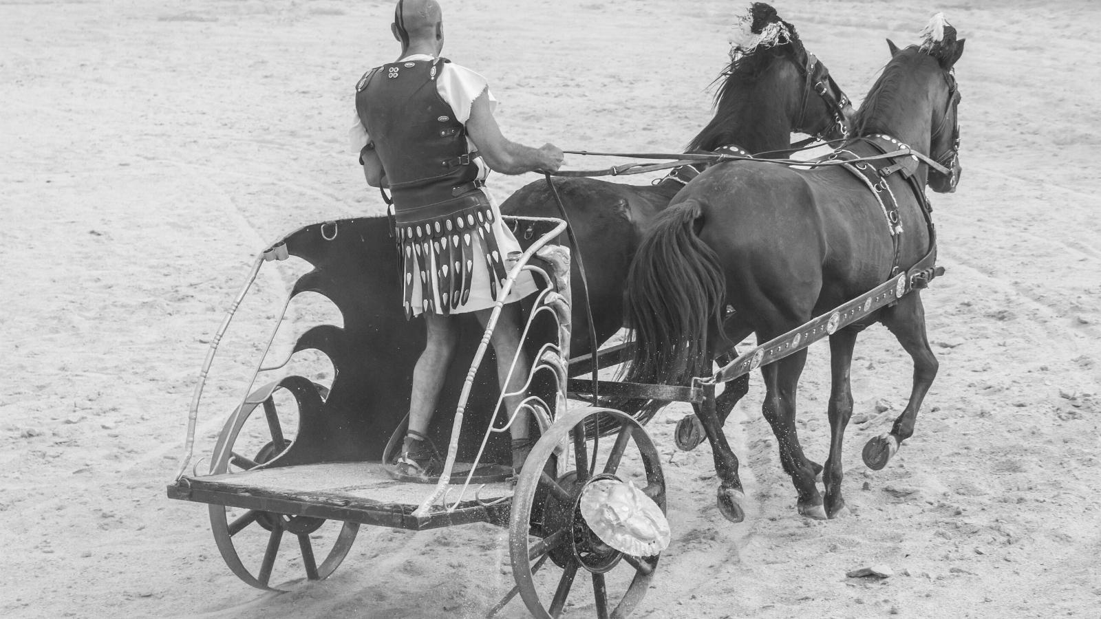 Chariot attelé de deux chevaux