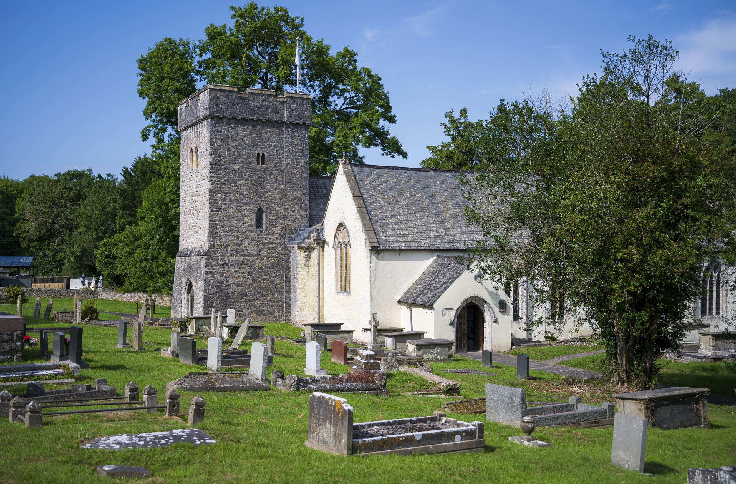 Église Saint-Cadoc, dédiée au personnage religieux qui affronta Maelgwn au sujet de l'enlèvement d'Abalcem