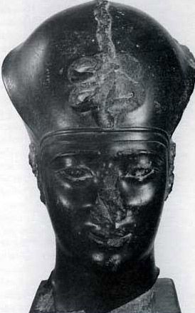 Tête de statue d'Apriès en Égypte
