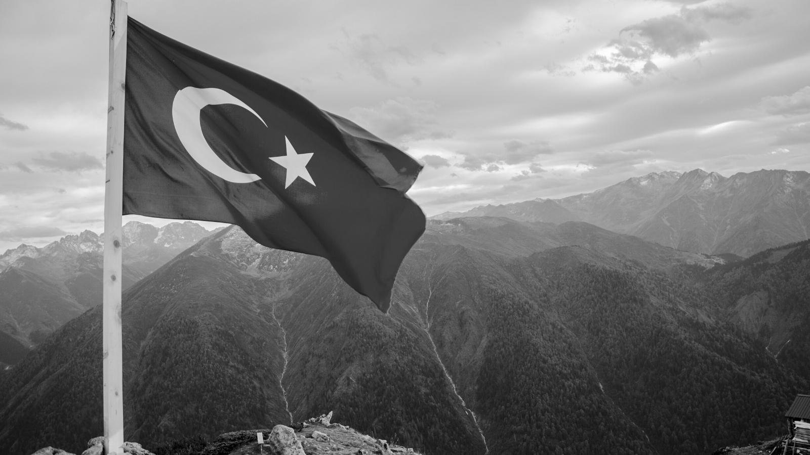 Drapeau de Turquie à travers la montagne