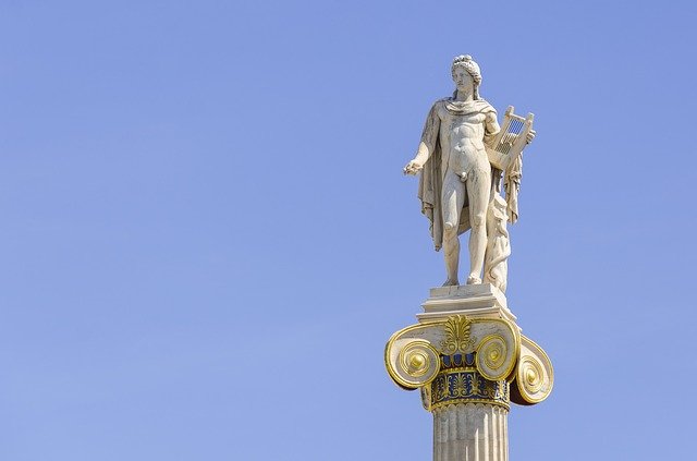 Sculpture d'Apollon, l'un des dieux de l'Iliade qui soutint Troie