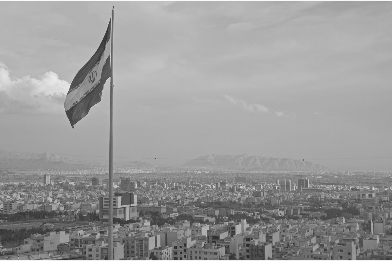 Drapeau iranien au-dessus de Téhéran