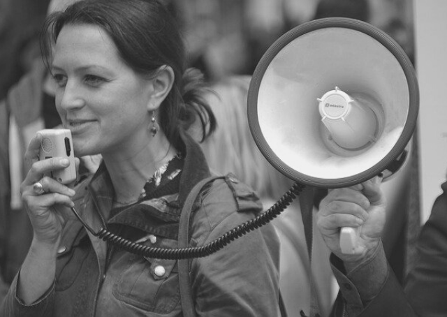 Femme libanaise avec un mégaphone