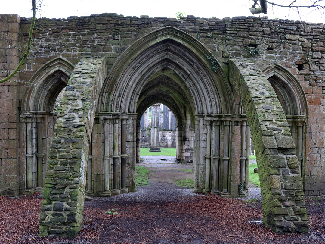 Ruines de l'abbaye de Margam, lieu de sépulture traditionnel de Morgan ap Athrwys, le personnage historique à l'origine du légendaire Morgan, fils du roi Arthur