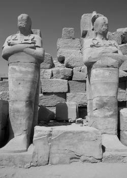 Monuments au temple de Karnak à Thèbes