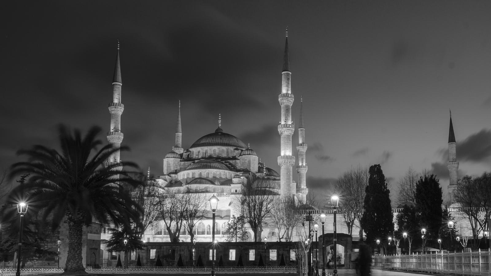 Mosquée illuminée de nuit à Istanbul, Turquie