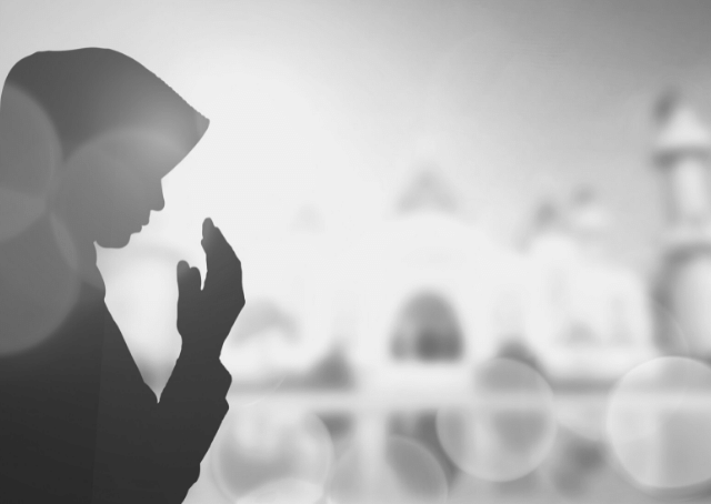 Femme soudanaise musulmane en prière