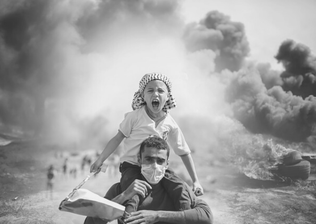 Famille palestinienne fuyant son domicile en raison de la guerre israélo-arabe