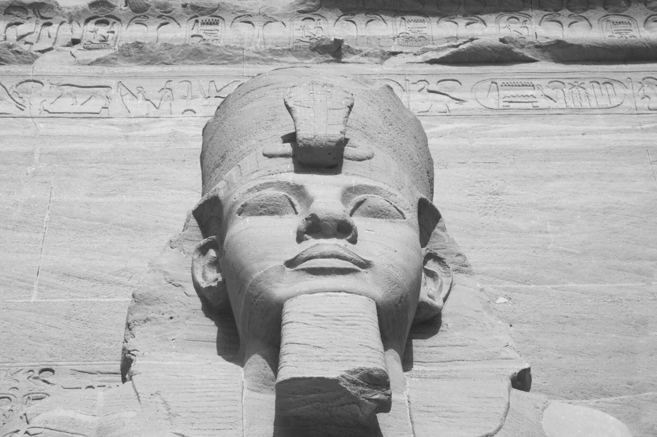 Tête de pharaon surplombant le Nil en Égypte