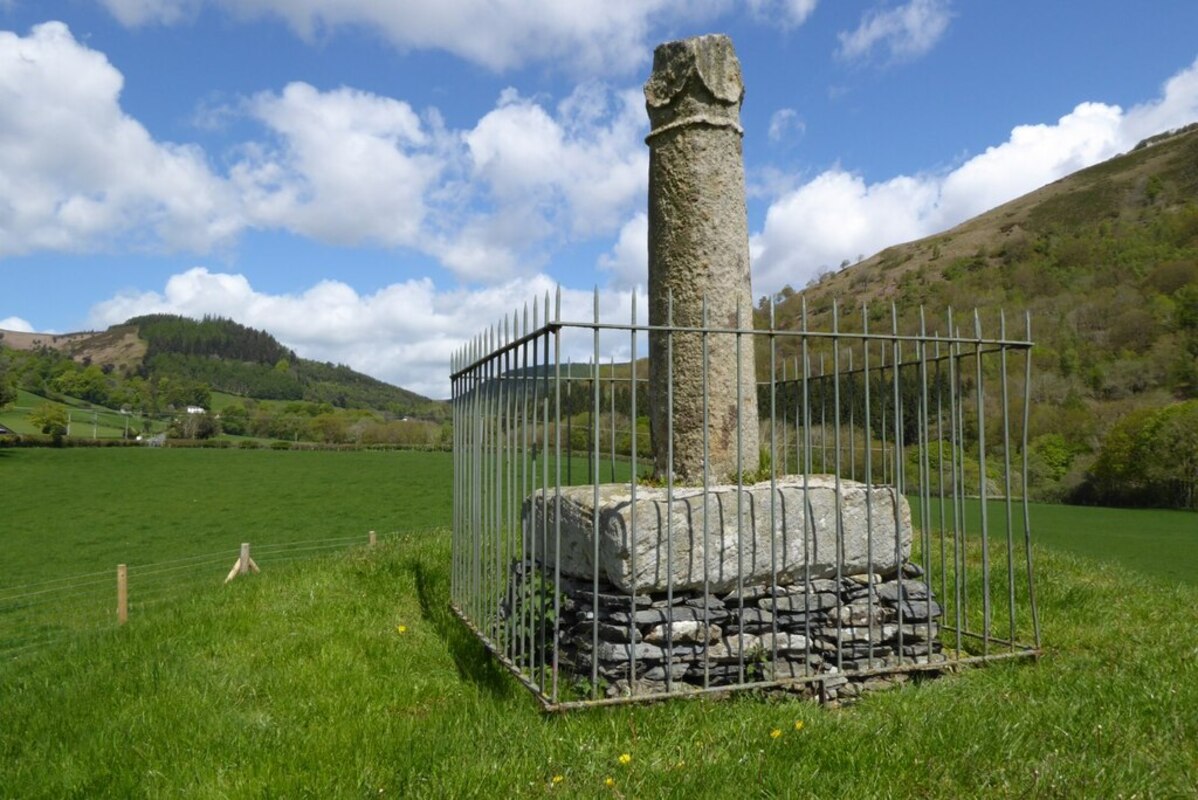 Pilier d'Eliseg, dédié au roi Elisedd, présente le même type d'erreur qui pourrait avoir conduit à confondre Meurig avec Morydd. Photo par Philip Halling, CC-BY 2.0
