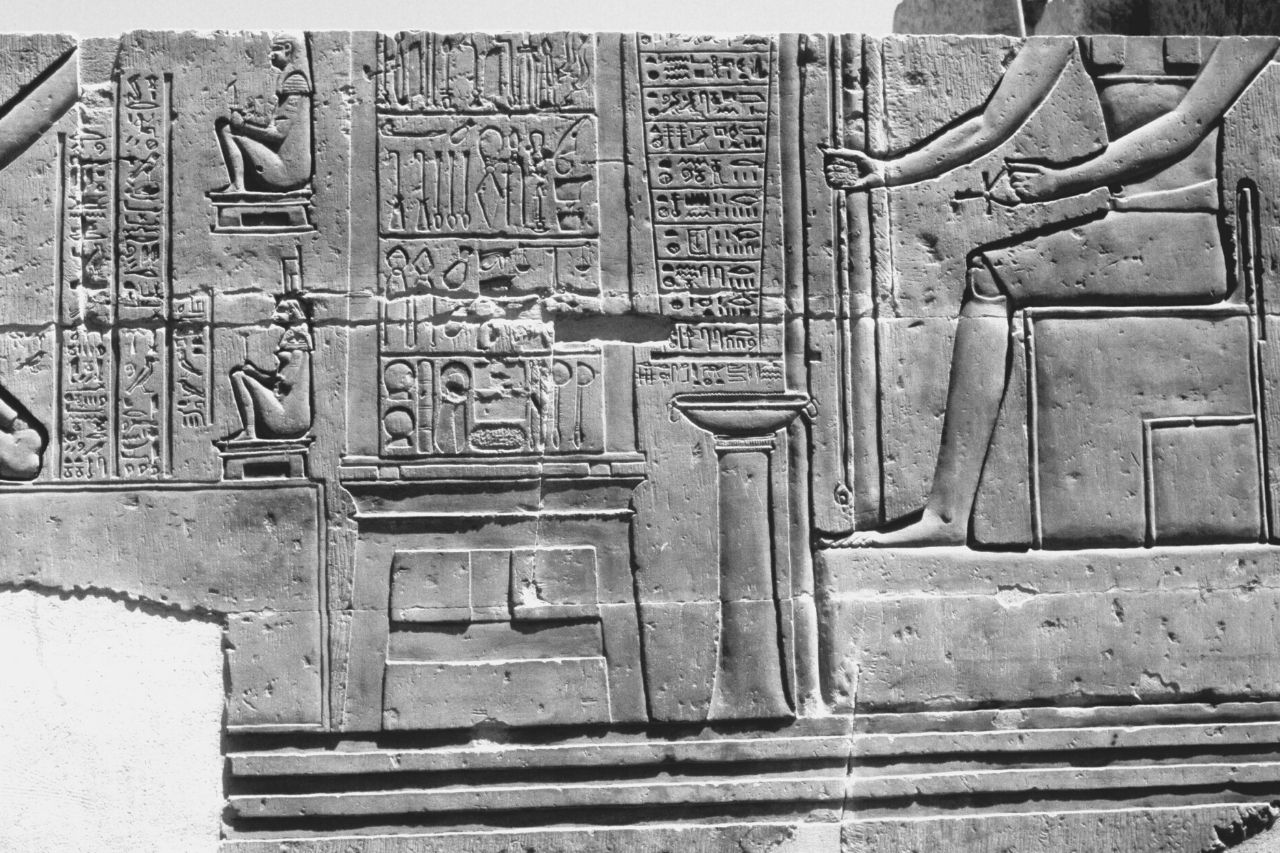 Muraille restaurée représentant le médecin Imhotep de l'Égypte ancienne
