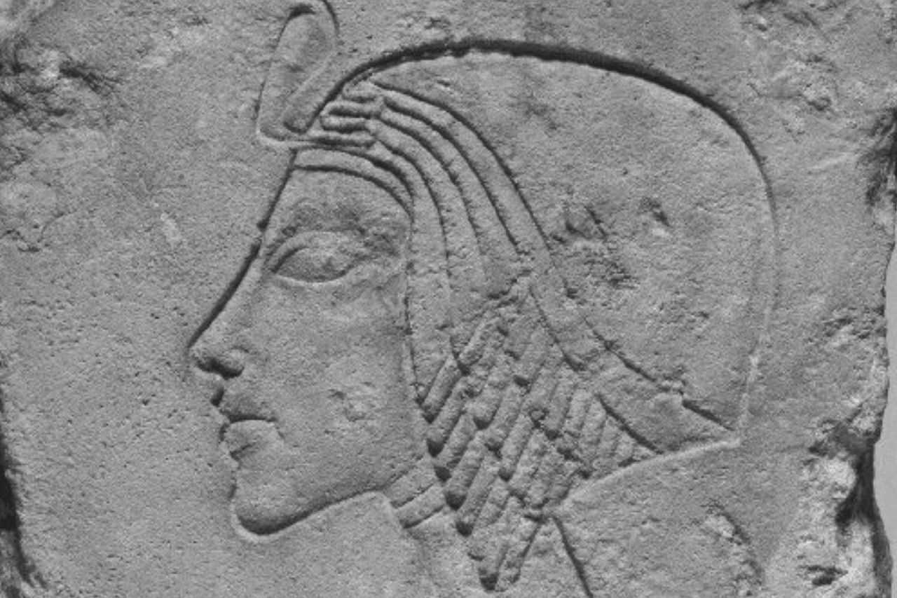 Relief de Smenkhkare portant la couronne au cobra