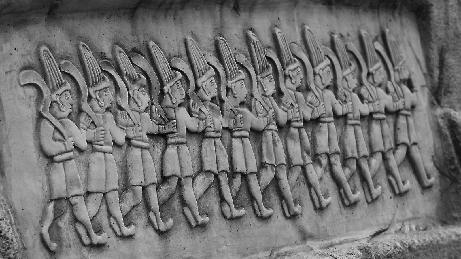 Sculpture en pierre d'hommes hittites antiques