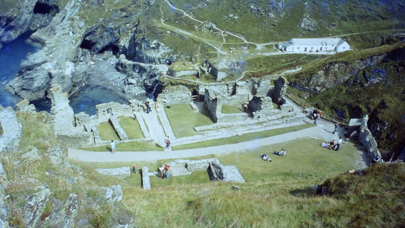 Les ruines du château de Tintagel, Cornouailles, la demeure de Gorlois, le prétendu père de Gwyar. Photo par Sandy Gerrard, CC-BY 2.0