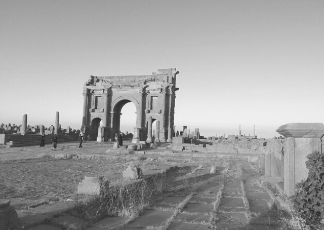 Touristes à Timgad en Algérie