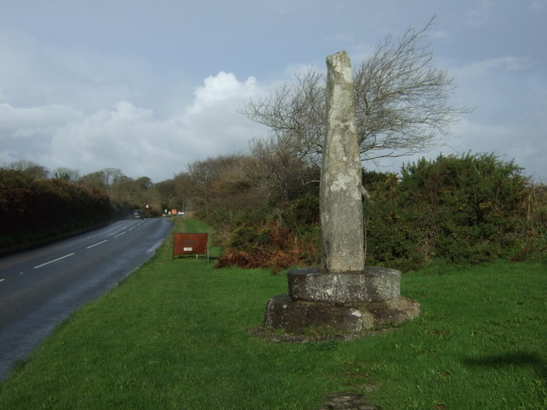 La pierre de Tristan, près de Fowey, Cornouailles, portant le nom de « Cunomorus », ou Conomor, un roi de Bretagne au VIe siècle. Photo par JThomas, CC-BY 2.0