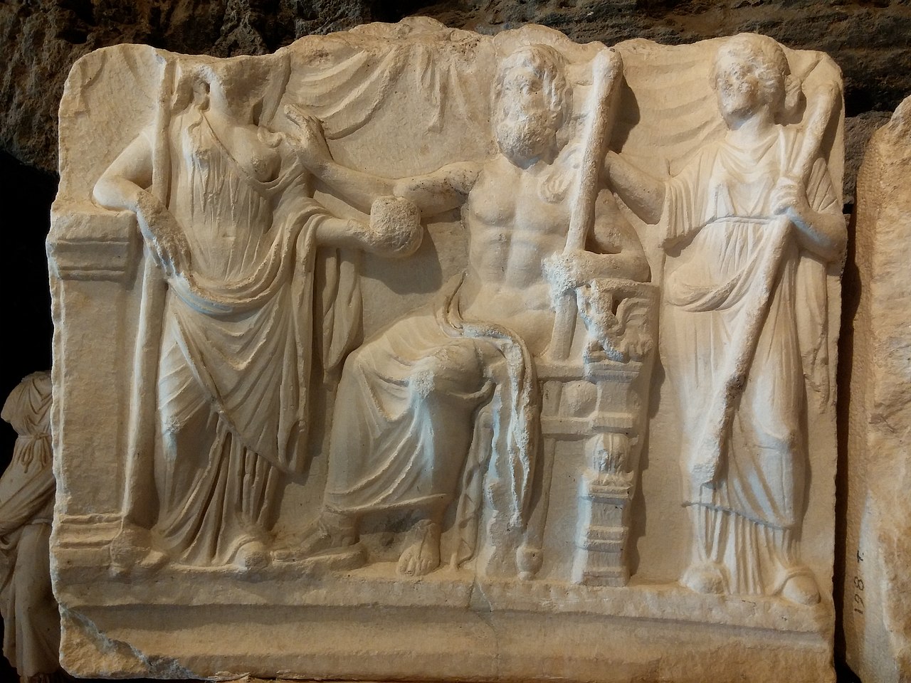 Relief du IIe siècle représentant le mariage de Zeus et Léto